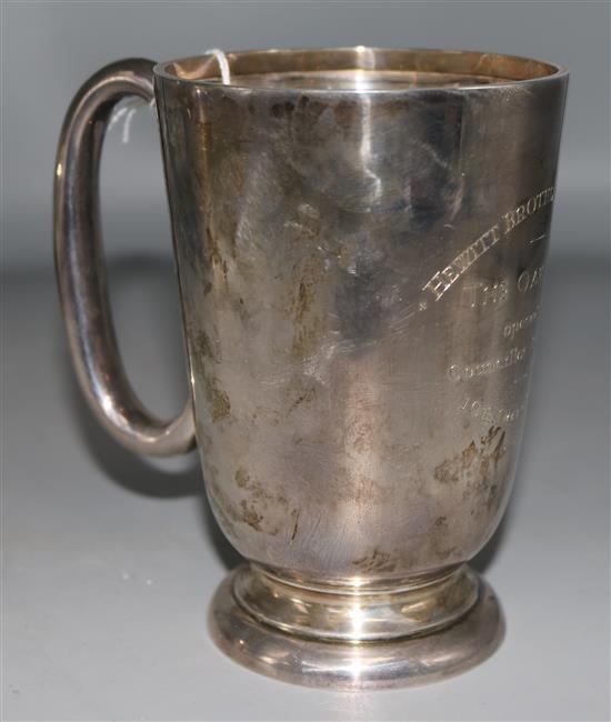 A George V silver mug with engraved inscription, 10 oz.